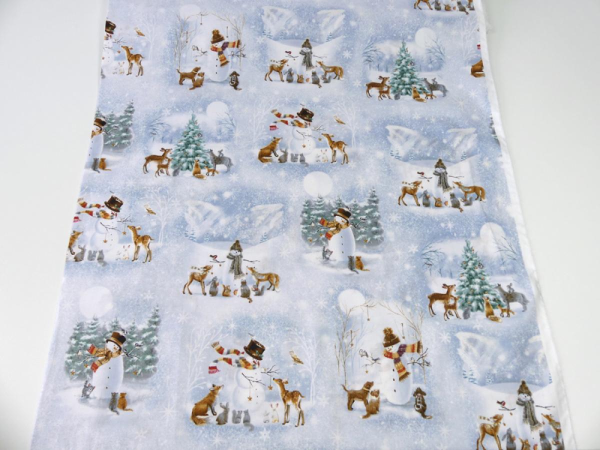 Patchworkstoff Woodland Friends mit Schneemännern und Waldtieren auf einem hellblau marmorierten Untergrund
